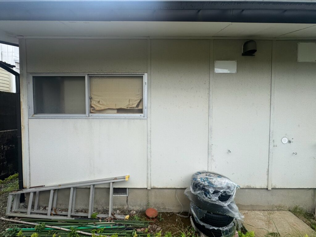 【外壁全面の塗膜剥離】<br />
外壁全体に塗装の剥がれが確認されました。<br />
塗膜が剥離すると外壁材を保護する機能が低下し、雨水などの影響を受けやすくなる場合があります。新しい塗料を塗る前に、剥がれた塗膜や下地の状態を適切に確認することが重要です。